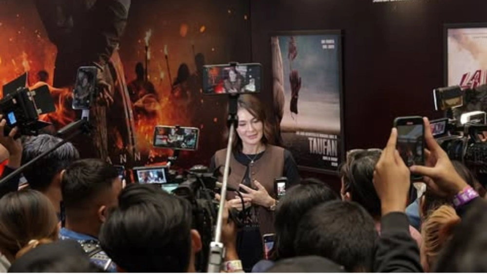 Luna Maya Bertemu Wartawan. (Ig @Sorayaintercinefilms)